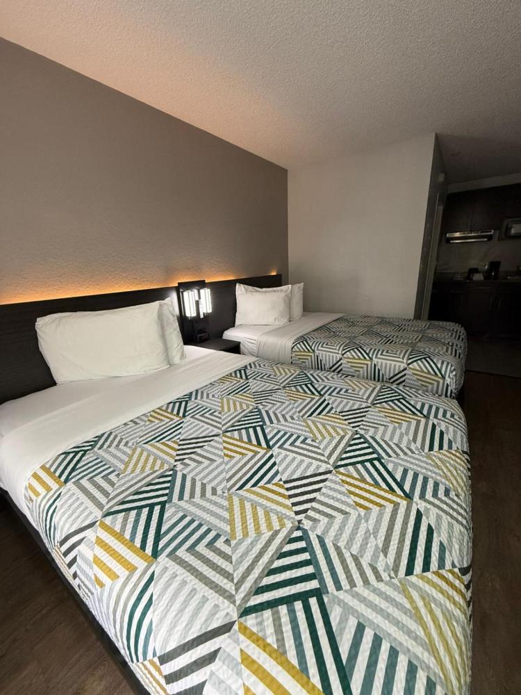 Queen Room with Two Queen Beds - Non-Smoking interior